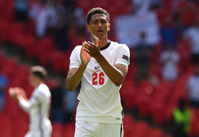 特伦斯·克劳福德因拒缴WBC制裁费被剥夺拳王头衔，引发争议，拳迷对其立场分化，争议持续。