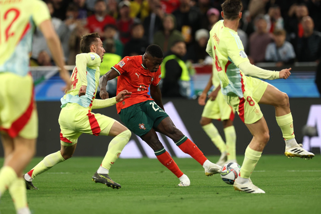 于根伟考察收官战主场场地：前些天草皮一直在开地暖加紧养护