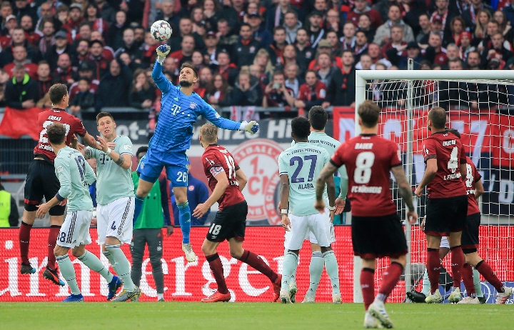 英超-曼联4-1轻取狼队，B费两射一传成头号功臣（英超：曼联4-1击退狼队，B费双响一助成最大功臣）