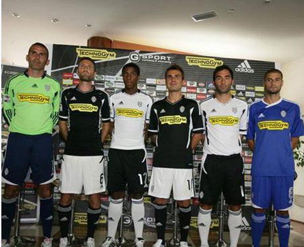 记者：于汉超正在参加B级教练培训班，下赛季将担任申花助教