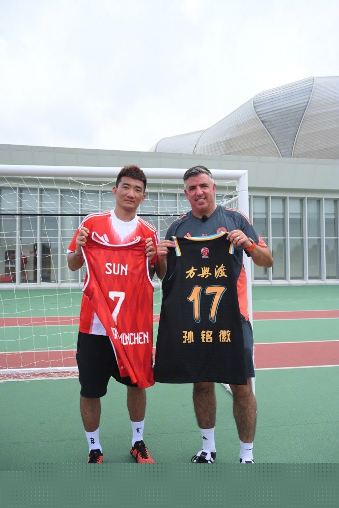 崩盘！利物浦3连败+3场丢10球，各赛事12场比赛狂输9场（溃败！利物浦三连败，近三战丢10球，近12场各项赛事输掉9场）